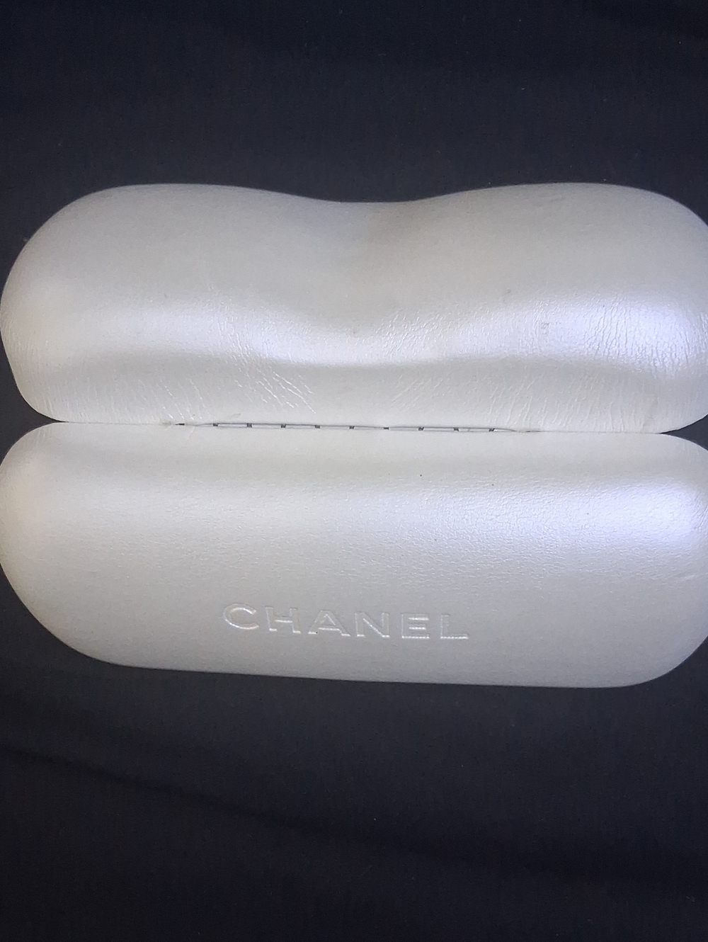 Chanel Pearlescent, Clam Shell Eye Glass Case. - Picture 4 of 6